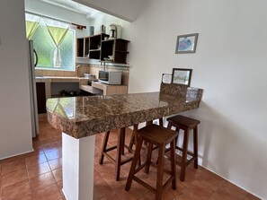 Quarto standard | Cozinha privada | Geladeira, micro-ondas, cafeteira/chaleira