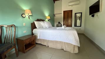 Hypo-allergenic bedding, free WiFi, bed sheets