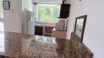 Refrigerador, microondas, cafetera/tetera, utensilios de cocina