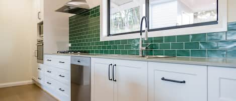 Réfrigérateur, four à micro-ondes, un four, surface de cuisson