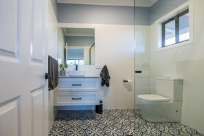 Een douche, handdoeken, zeep, shampoo