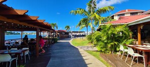 Outdoor dining - A modern, family friendly retreat in the heart of leisurely, upmarket Rodney Bay (Rodney Bay)