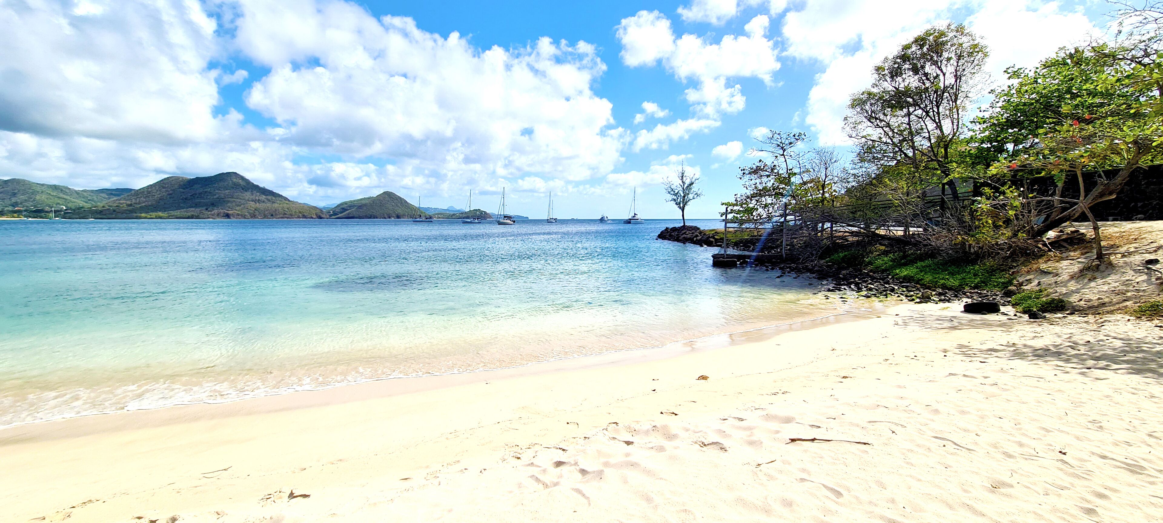 Vlak bij het strand, ligstoelen, strandlakens