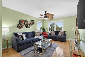 Smart TV - Riverview Home Near Creation Museum/Ark/Ski/Bikes/Cincinnati/Hot Tub-Sleeps 11 (Aurora)