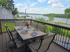 Outdoor dining - Riverview Home Near Creation Museum/Ark/Ski/Bikes/Cincinnati/Hot Tub-Sleeps 11 (Aurora)
