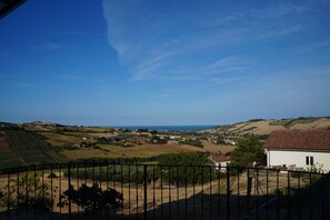 Property grounds - Bed and Breakfast in the countryside with swimming pool and 5 min from the sea. Complete structure (FERMO)