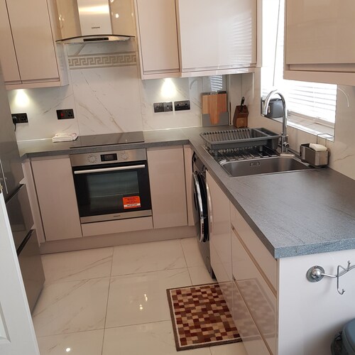 Luxurious 2 bedroom with garden & free parking