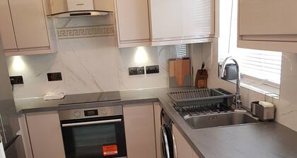 Luxurious 2 bedroom with garden & free parking