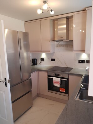 Kylskåp, mikrovågsugn, ugn och vattenkokare