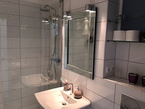 Shower, hair dryer, towels, soap - Floor villa Jensen with 40 sqm - in the center of Westerland - close to the beach (Sylt)