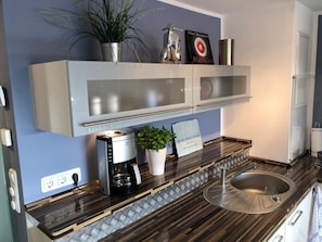 Kühlschrank, Mikrowelle, Herdplatte, Geschirrspüler