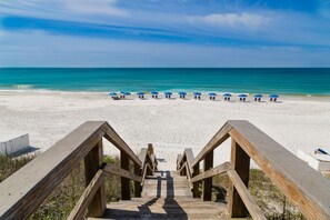 Plage à proximité, chaises longues, serviettes de plage