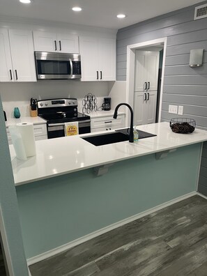 Réfrigérateur, micro-ondes, four, plaque de cuisson