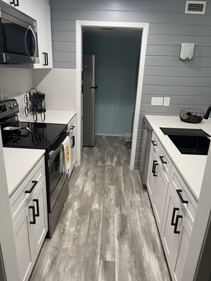 Refrigerador, microondas, horno y parrilla de estufa 