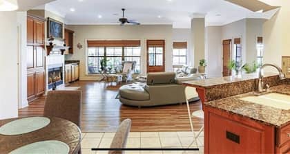 3-bedroom vacation home steps to Prien Lake Park and 1.5 mile to Casinos.
