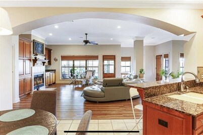 3-bedroom vacation home steps to Prien Lake Park and 1.5 mile to Casinos. 