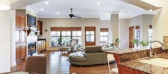 3-bedroom vacation home steps to Prien Lake Park and 1.5 mile to Casinos.