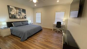 3 chambres, bureau, fer et planche à repasser, lit de bébé portatif