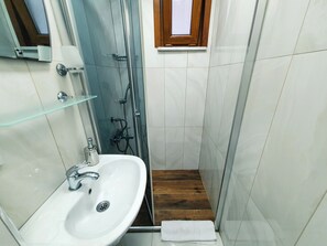 Shower, eco-friendly toiletries, hair dryer, towels - Explore Istanbul Cihangir Flat near Public Transit (İstanbul)