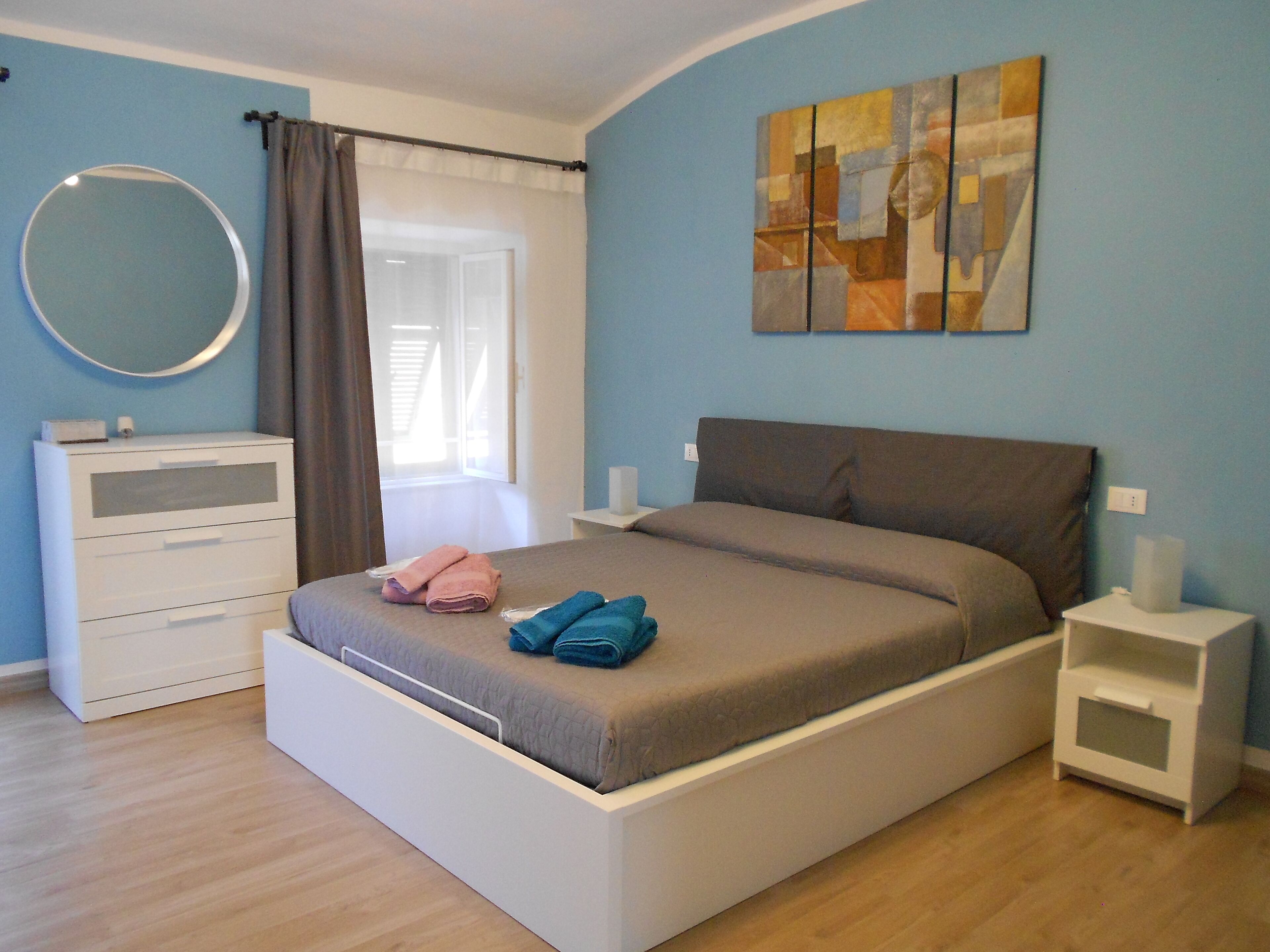 1 Schlafzimmer, Zimmersafe, Schreibtisch, Bügeleisen/Bügelbrett