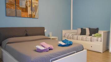 1 Schlafzimmer, Zimmersafe, Schreibtisch, Bügeleisen/Bügelbrett