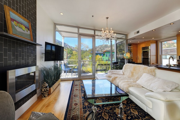 Una Smart TV, una chimenea, un reproductor estéreo