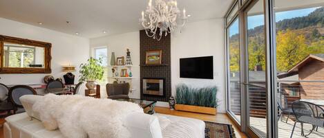 Smart TV, chimenea y estéreo