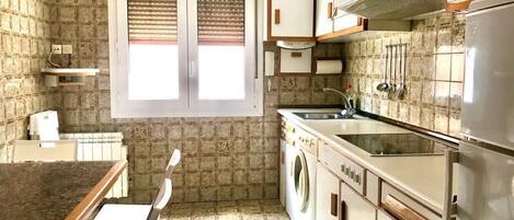 Refrigerador, microondas, parrilla de estufa y cafetera y tetera
