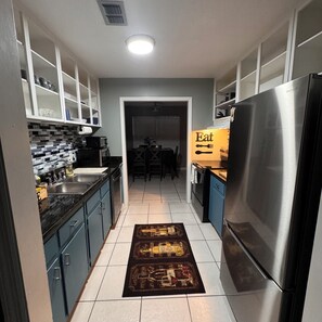 Frigorifero, microonde, forno, piano cottura