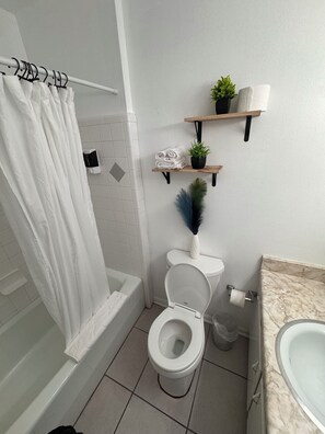 Badekar, hårføner, håndklær og såpe