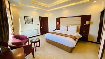 Minibar, tabla de planchar con plancha, wifi gratis y ropa de cama