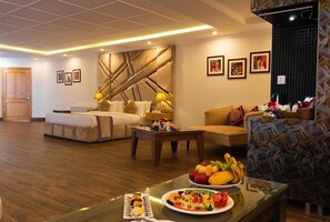 Deluxe Suite | Minibar, iron/ironing board, free WiFi, bed sheets - Faletti's Grand Hotel Murree (Murree)