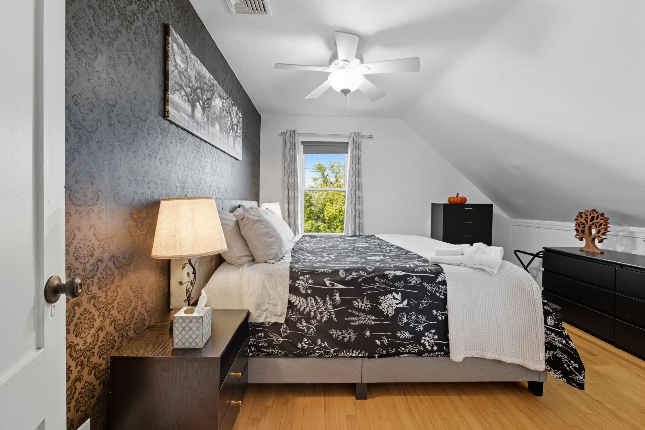 2 chambres, bureau, fer et planche à repasser, lit parapluie