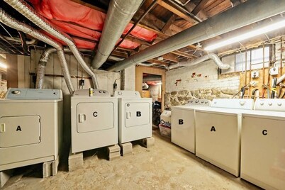 ★Downtown Condo~Steps from the Water & Common★ 