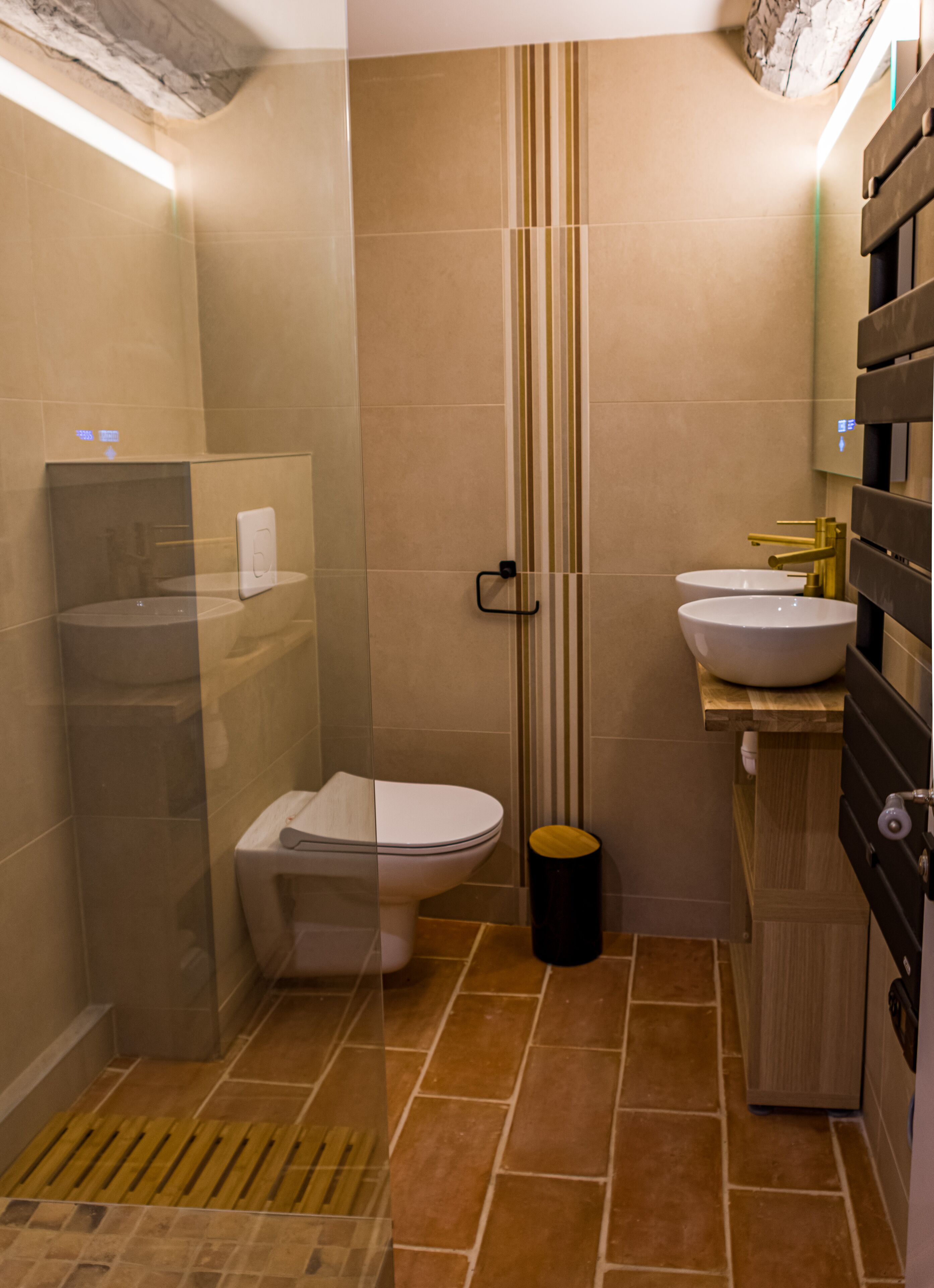 Dutxa, assecador de cabells, tovalloles i sabó 