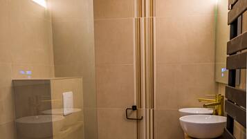 Dutxa, assecador de cabells, tovalloles i sabó