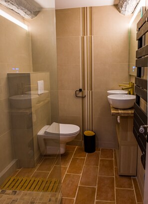 Een douche, een haardroger, handdoeken, zeep