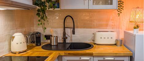 Kühlschrank, Mikrowelle, Ofen, Herdplatte