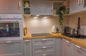 Een koelkast, een microgolfoven, een oven, een kookplaat