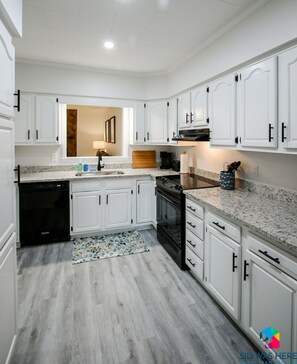 Frigorífico grande, microondas, horno y placa de cocina