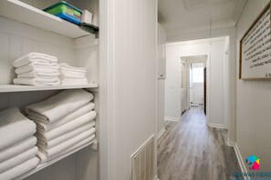 50-inch Smart TV with digital channels, TV, Netflix - Close to I-95 Savannah Long Stays Pets (Richmond Hill)