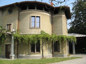 Un bâtiment doté d’une façade incurvée, de nombreuses fenêtres et d’un socle en pierre.
