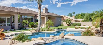 5 bd Luxury Oasis, Heated Pool/Spa, Pickle Ball!