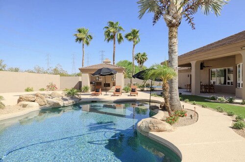 5 bd Luxury Oasis, Heated Pool/Spa, Pickle Ball!