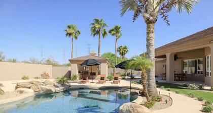 5 bd Luxury Oasis, Heated Pool/Spa, Pickle Ball!