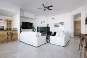 Smart-TV, Kamin, Videospiele, DVD-Player