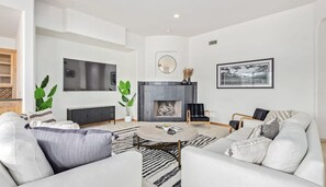 Smart TV, fireplace, video games, DVD player - 9 bd Luxury Oasis, Heated Pool and Spa, Pickle Ball! (Scottsdale)