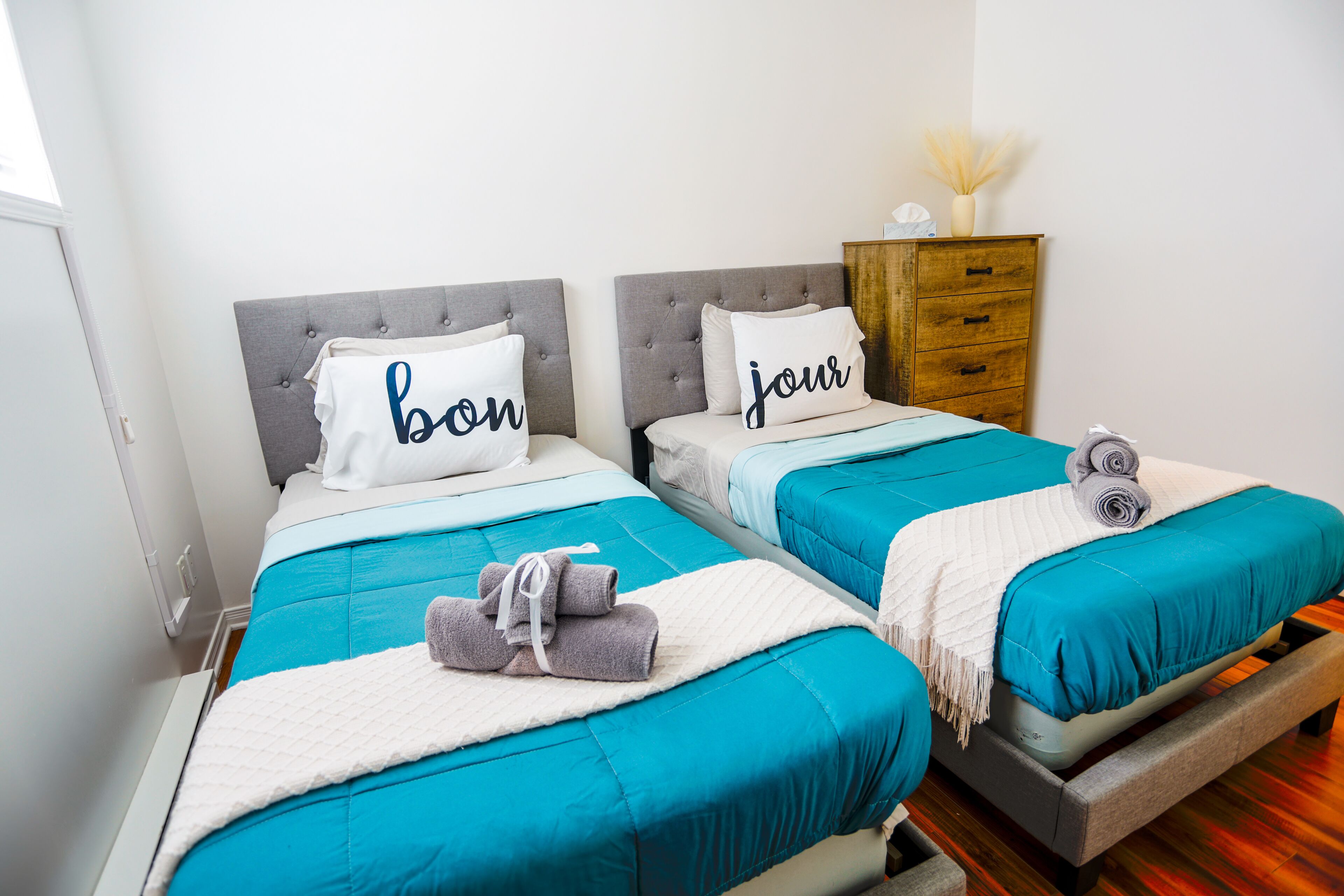 2 chambres, bureau, fer et planche à repasser, lit parapluie