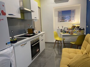 Fridge, oven, stovetop, coffee/tea maker