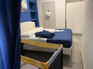 2 bedrooms, travel cot, WiFi, bed sheets